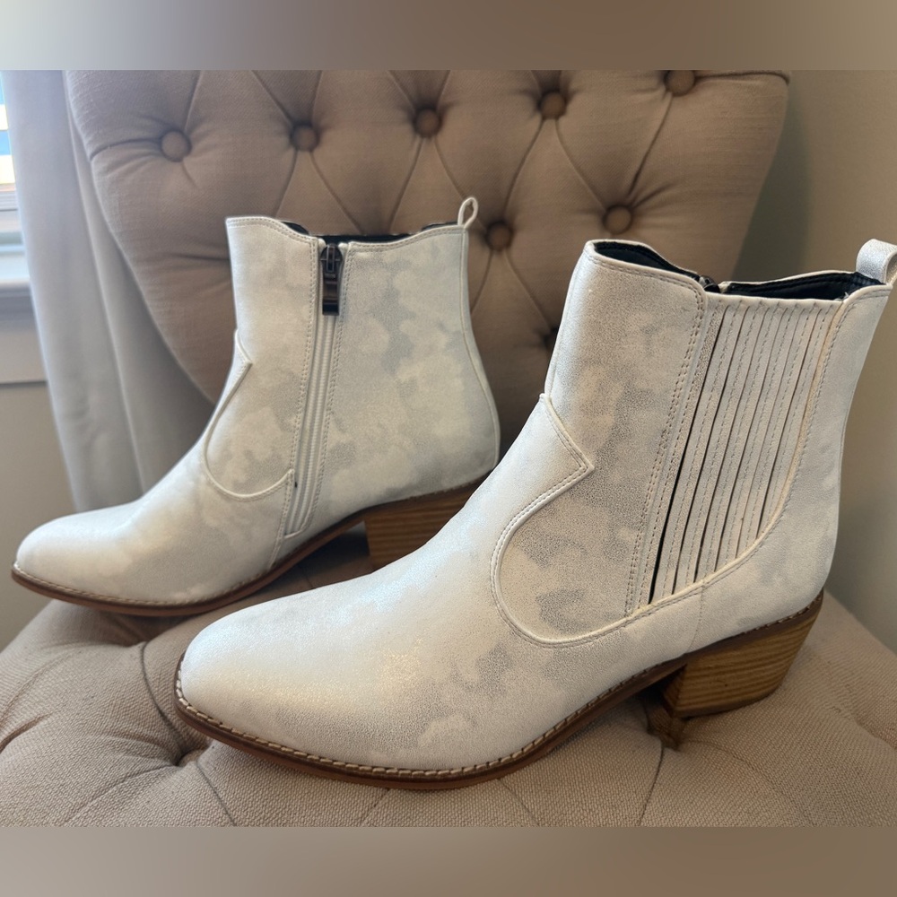 Boutique by Corkys Starboard White Boots - Picture 2 of 10